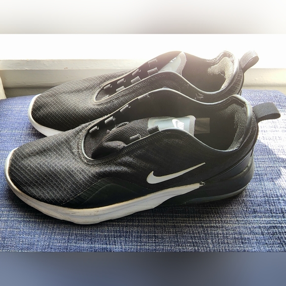 Men's size 10 Nike Air Max Motion 2 black and white barely worn no shoestrings - Picture 3 of 9